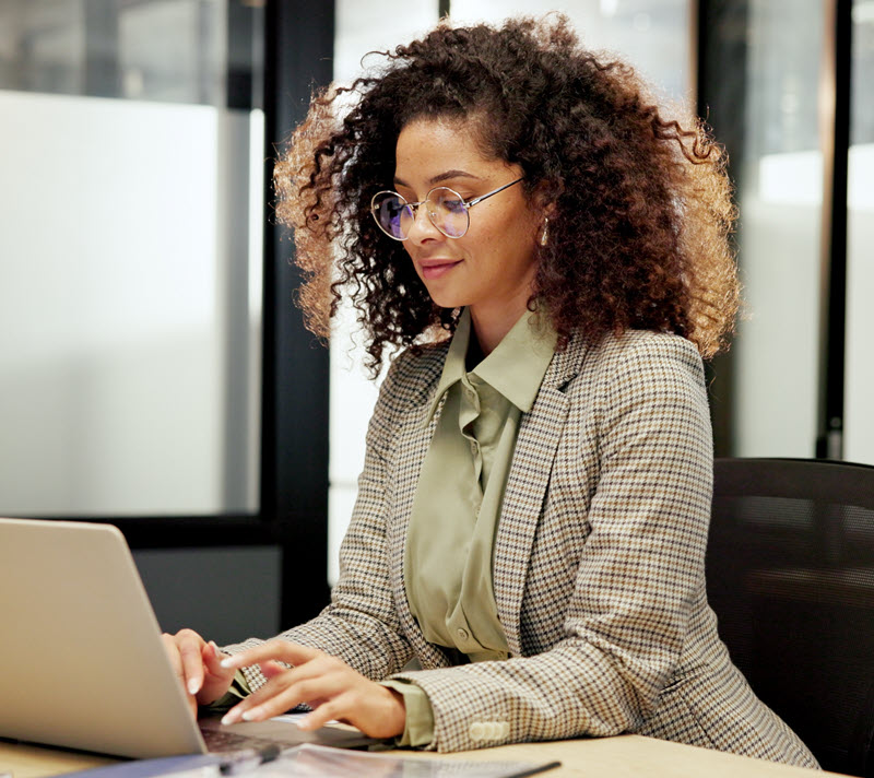 woman at laptop